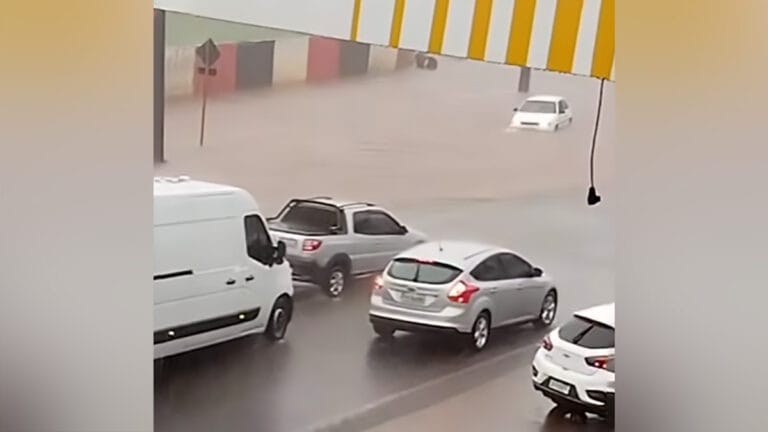 Alagamento na Avenida Minas Gerais em Apucarana após forte chuva