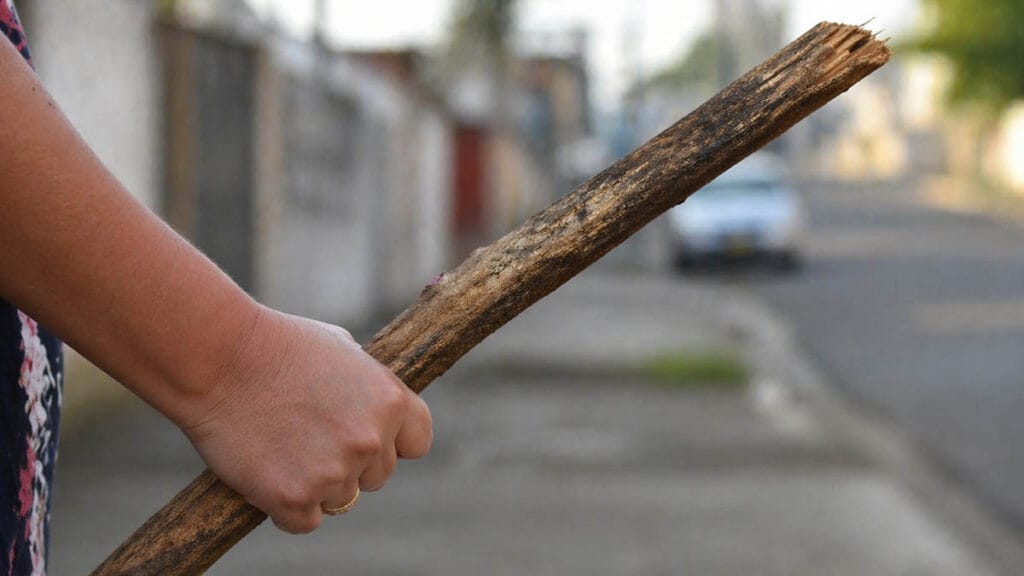 Mulher ameaça vizinha com pedaçõ de pau em Ivaiporã
