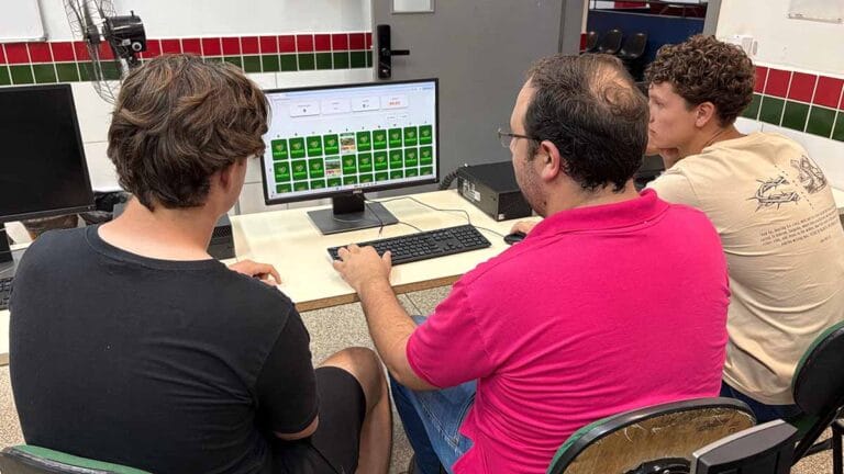 Aplicativo de jogo da memória com pontos turísticos de Ivaiporã desenvolvido por alunos do IFPR