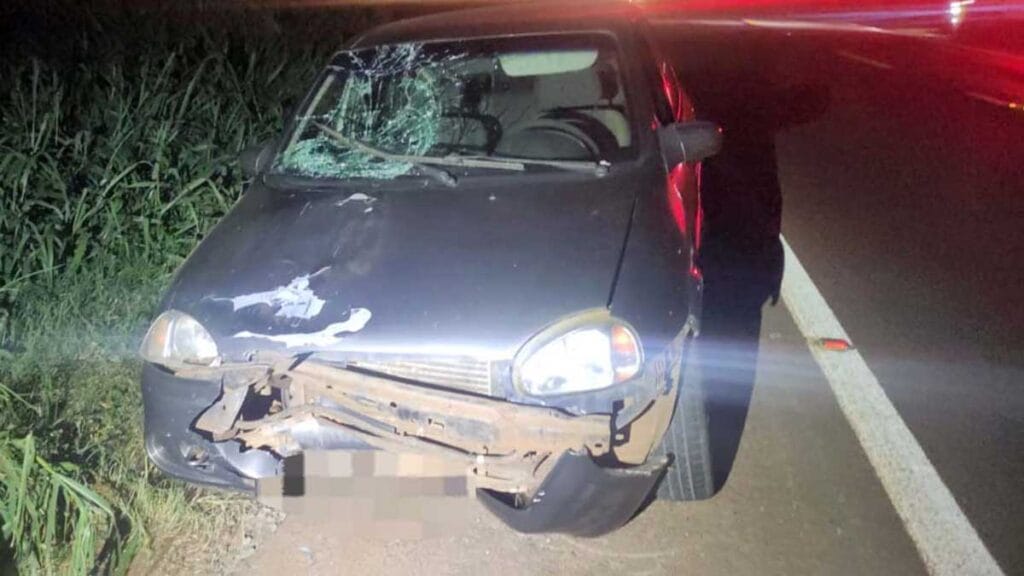 carro gm classic com danos na parte frontal após acidente na prc-466 entre ivaiporã e jardim alegre