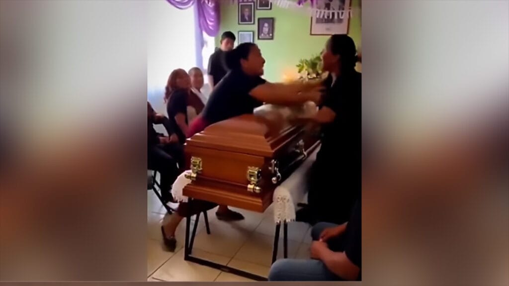 mulheres brigam durante velório no México após descobrirem relacionamento com o mesmo homem