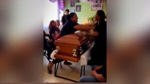 mulheres brigam durante velório no México após descobrirem relacionamento com o mesmo homem