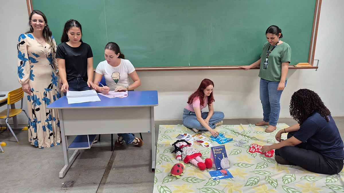 Estudantes de Psicologia participam de atendimento com crianças autistas em Ivaiporã