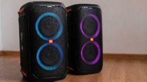 Caixas de som apreendidas em atendimento de ocorrência de som alto em ivaiporã