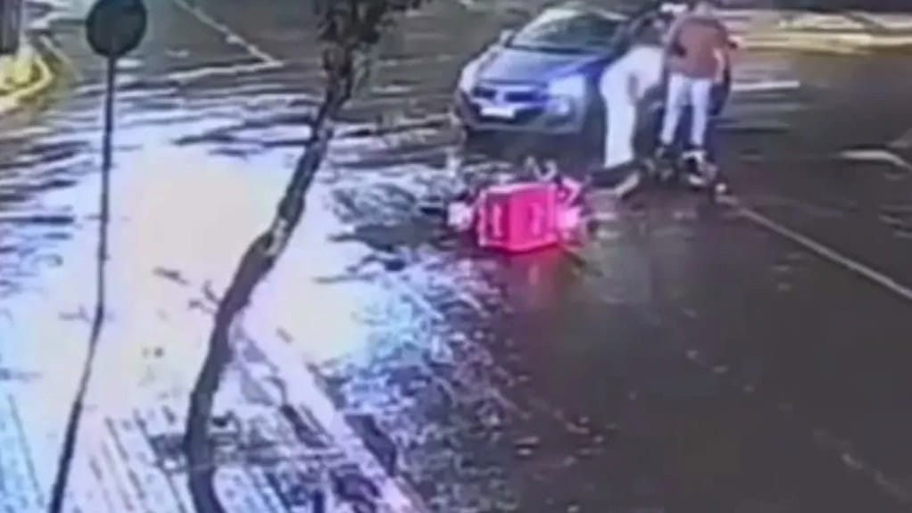 Câmera de segurança registra momento de atropelamento de motociclista em cruzamento de Apucarana