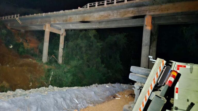 Caminhão que caiu de ponte após romper defensa metálica na PR-445 em Londrina