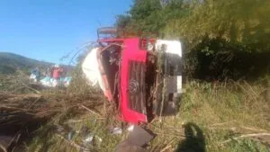 caminhão tombado às margens da PR-539 após acidente em Marilândia do Sul