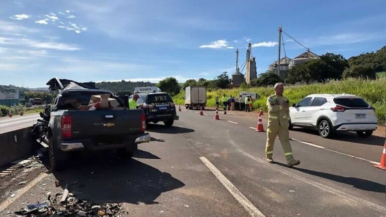 Caminhonete destruída após bater em caminhão de obras na BR-369