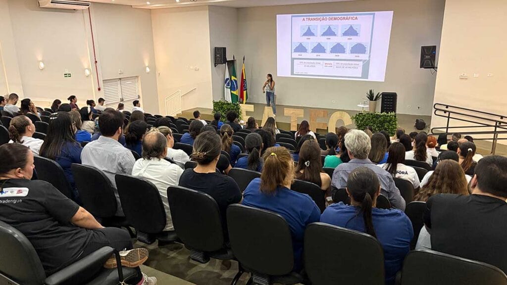 Auditório da Fatec de Ivaiporã durante capacitação na área da saúde
