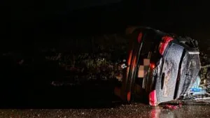 Carro capota na PR -272 e deixa passageiro ferido em Cruzmaltina