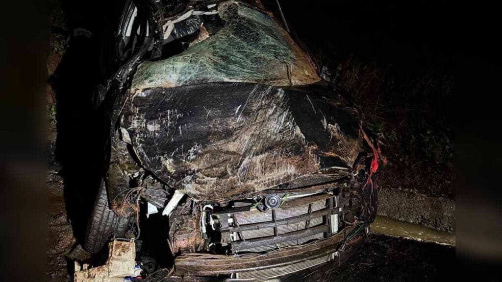 Carro capota na PR -272 e deixa passageiro ferido em Cruzmaltina