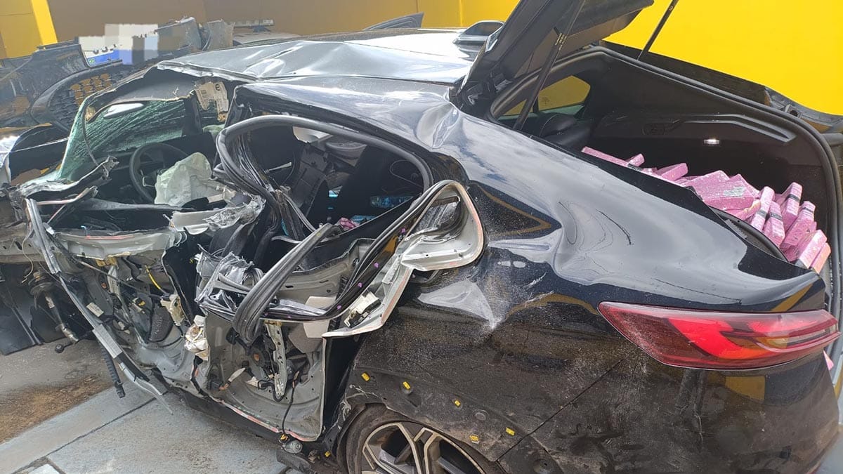 Carro destruído após acidente na BR-369 com tabletes de maconha no interior