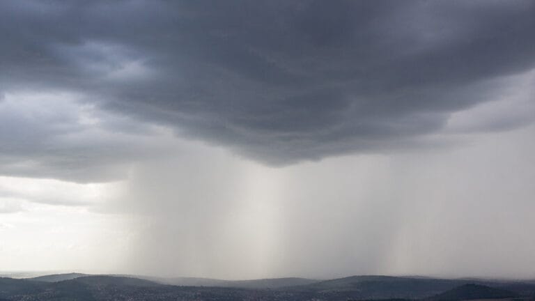 nuvens carregadas indicando chuva no horizonte do vale do ivaí