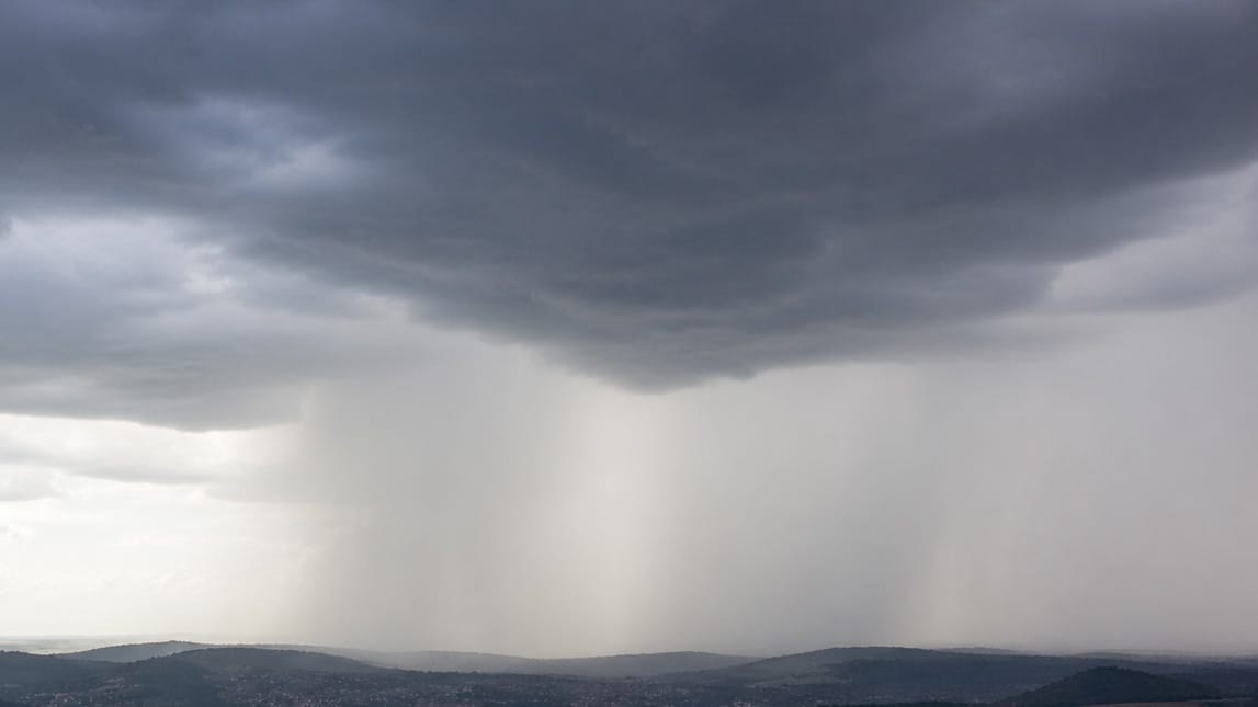 nuvens carregadas indicando chuva no horizonte do vale do ivaí