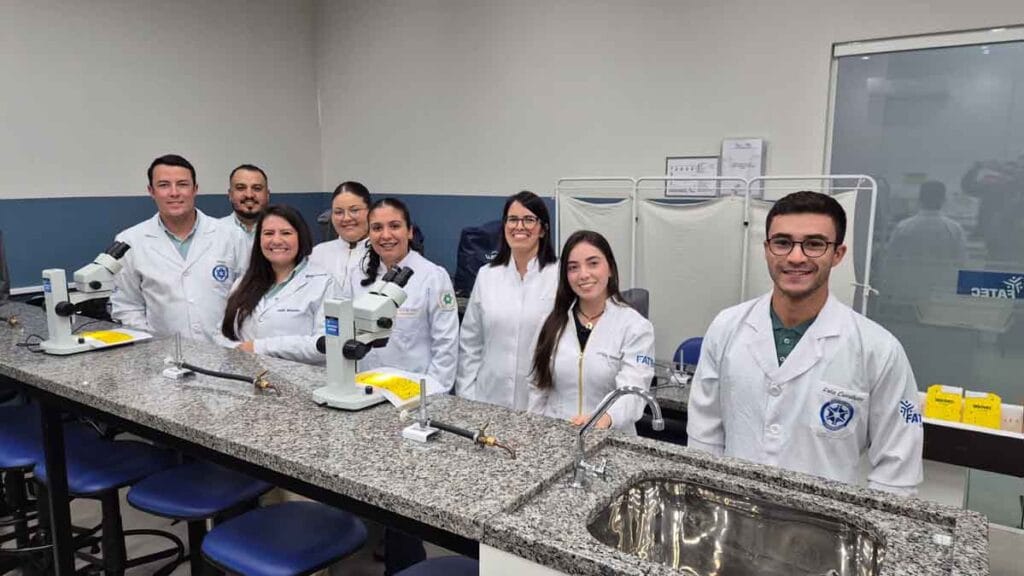 Acadêmicos de Agronomia da Fatec Ivaiporã realizam triagem de cigarrinha-do-milho em laboratório com uso de lupas e armadilhas
