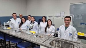 Acadêmicos de Agronomia da Fatec Ivaiporã realizam triagem de cigarrinha-do-milho em laboratório com uso de lupas e armadilhas