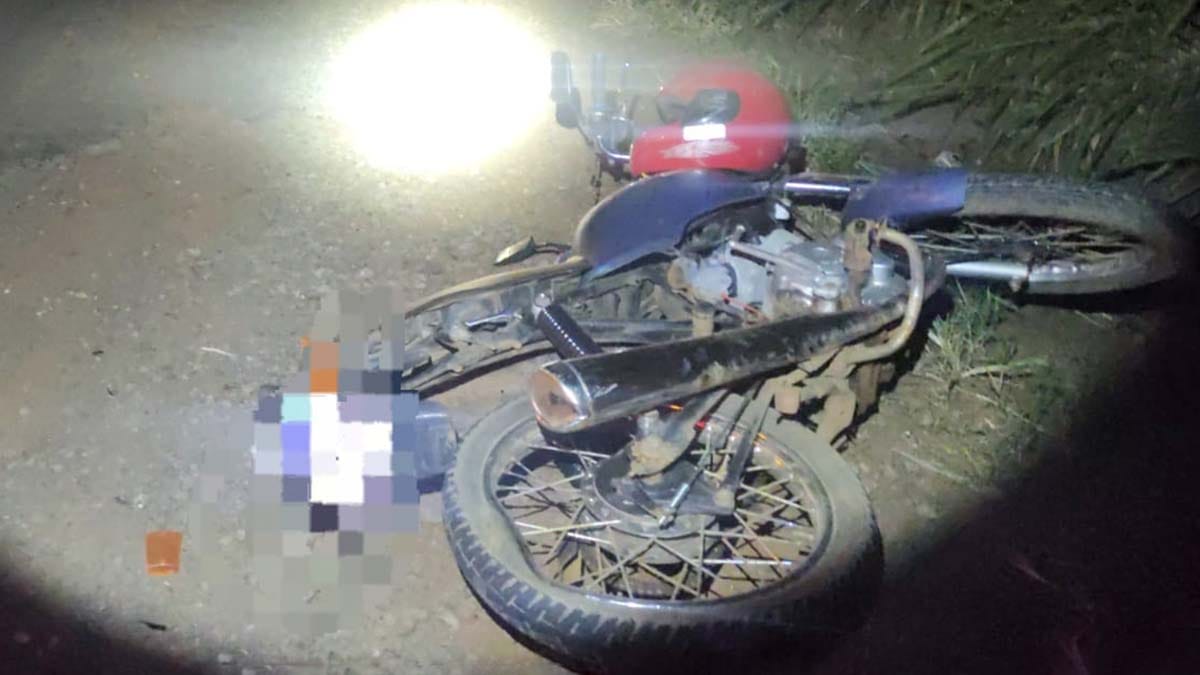 motocicleta honda cg 125 caída após colisão traseira na pr-466 entre ivaiporã e jardim alegre
