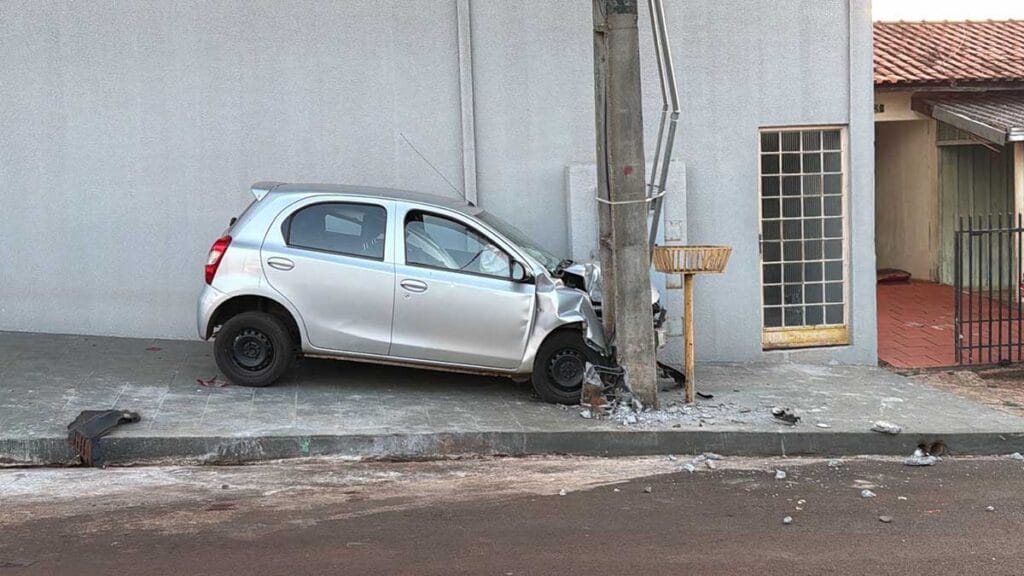 Carro após colidir contra poste no cruzamento da Avenida São João em São João do Ivaí