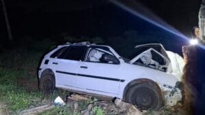 Carro Gol destruído após colidir com boi na PR-082 durante a madrugada