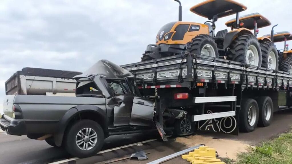 Caminhonete destruída após bater na traseira de caminhão na BR-163
