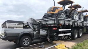 Caminhonete destruída após bater na traseira de caminhão na BR-163