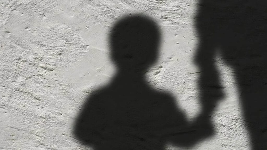 Sombras de um adulto e de uma criança projetadas na parede, simbolizando conflito familiar em Ivaiporã Sombras de um adulto e de uma criança projetadas na parede, simbolizando conflito familiar em Ivaiporã