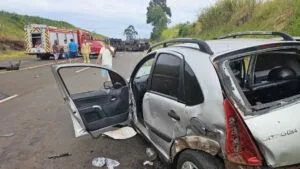 Batida entre carro e carreta deixa feridos na PR-272