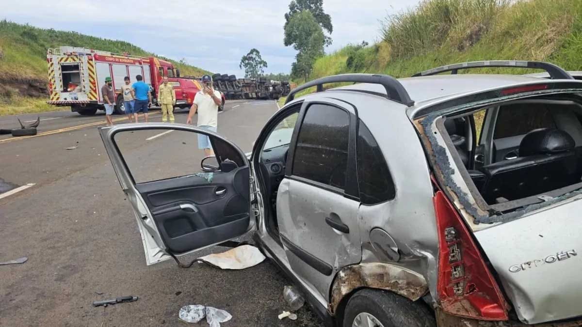 Batida entre carro e carreta deixa feridos na PR-272