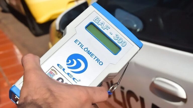 Polícia Militar durante atendimento de ocorrência de trânsito