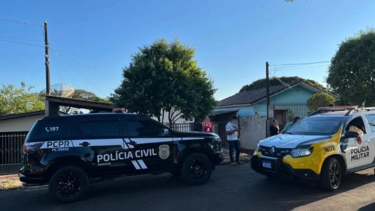 Viaturas da Polícia Civil e Militar em frente a casa isolada após morte em Apucarana