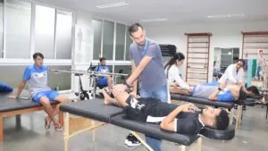 Atletas do Ivaiporã Futsal recebem atendimento fisioterapêutico na Fatec