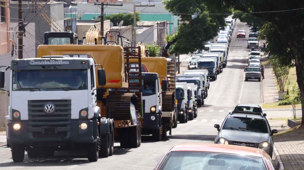 Prefeitura de Ivaiporã vai às ruas com carreata para celebrar renovação da frota Nova frota de veículos e maquinários da Prefeitura de Ivaiporã durante carreata pelas ruas da cidade