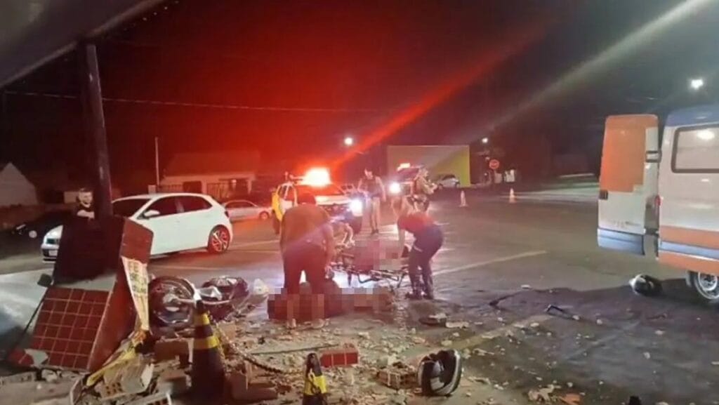 Samu durante atendimento de acidente no centro de Faxinal à noite