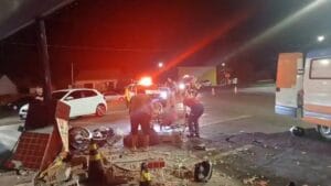 Samu durante atendimento de acidente no centro de Faxinal à noite