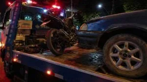 Infração de trânsito madrugada com carro na calçada em Jardim Alegre