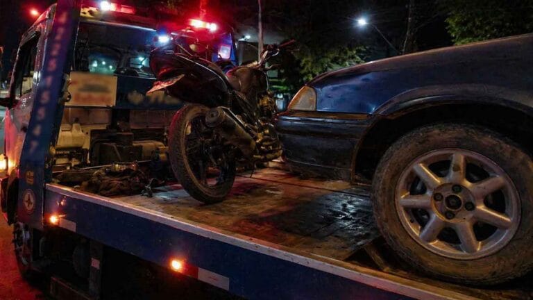 Infração de trânsito madrugada com carro na calçada em Jardim Alegre