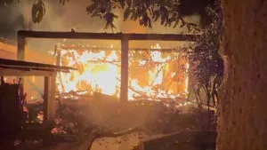 Casa de madeira destruída por incêndio na madrugada em Kaloré