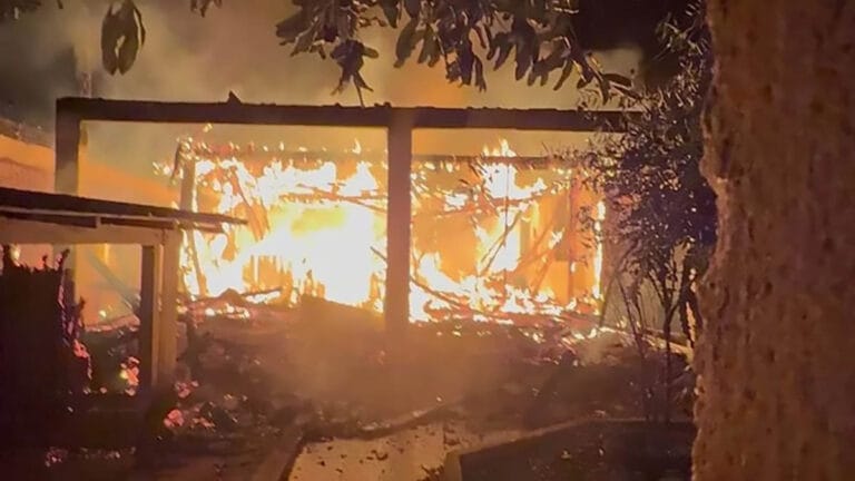 Casa de madeira destruída por incêndio na madrugada em Kaloré