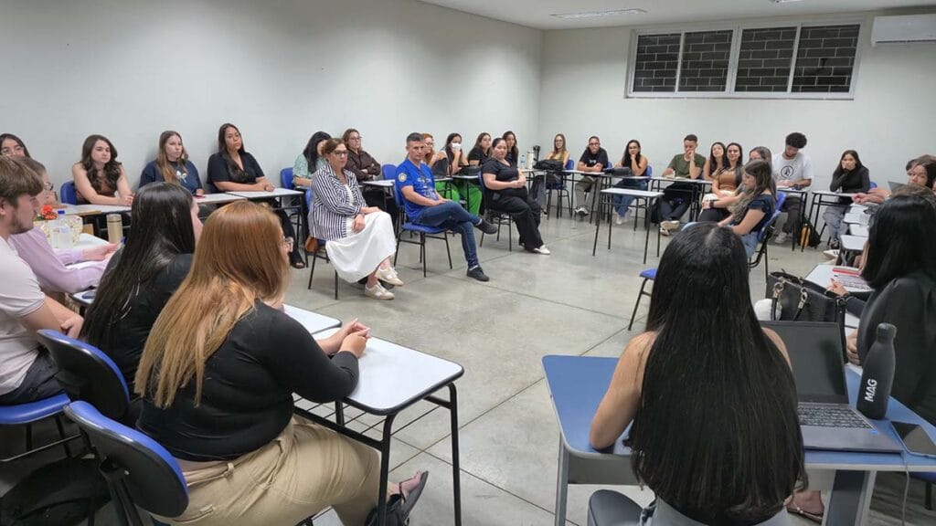 Acadêmicos e profissionais participam de roda de conversa sobre inclusão escolar na Fatec Ivaiporã
