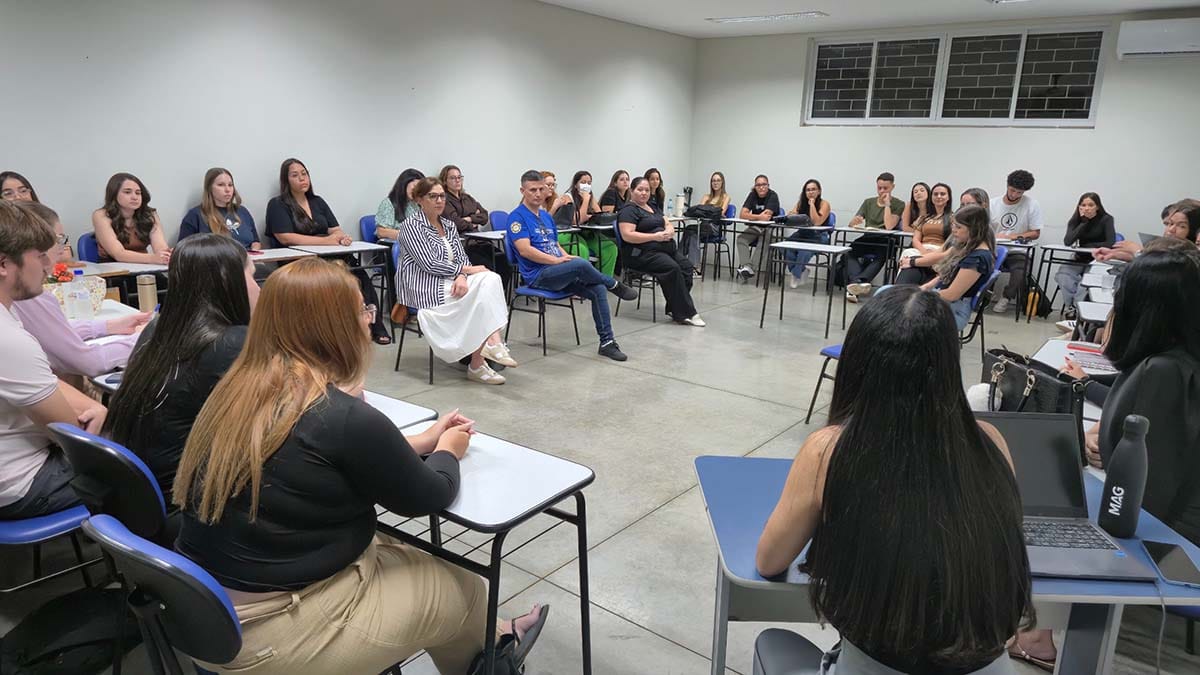 Acadêmicos e profissionais participam de roda de conversa sobre inclusão escolar na Fatec Ivaiporã
