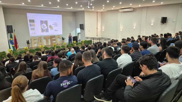 Palestra sobre perfil do profissional contábil durante Jornada Acadêmica na Fatec Ivaiporã