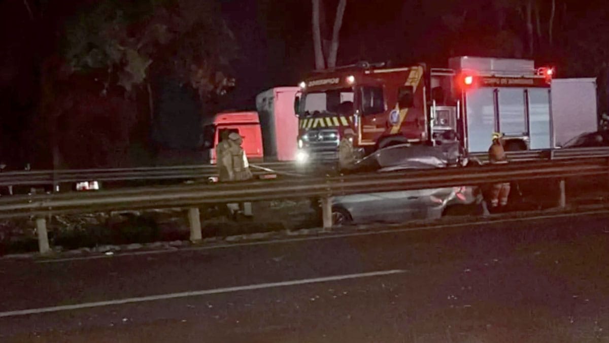 Veículo destruído após capotamento na BR-376 em Mauá da Serra com equipes de resgate atendendo vítimas
