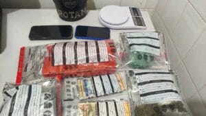 Drogas, dinheiro e objetos apreendidos pela ROTAM em ocorrência de tráfico em Ivaiporã