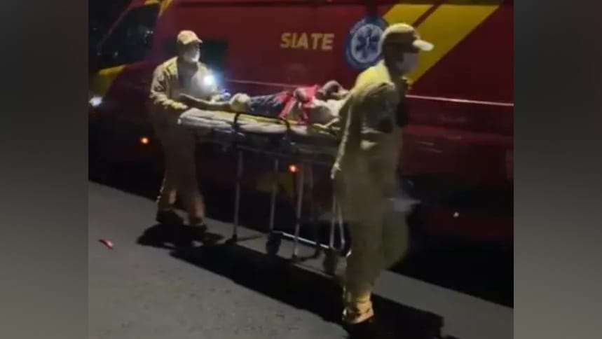 Acidente entre moto e carro na Avenida Brasil em Apucarana deixa adolescente ferido