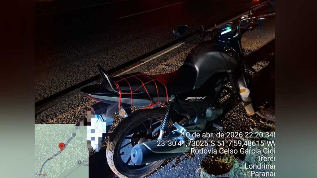 Motocicleta após queda na PR-445 em Londrina durante a noite