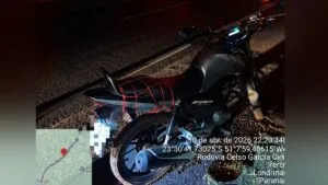 Motocicleta após queda na PR-445 em Londrina durante a noite