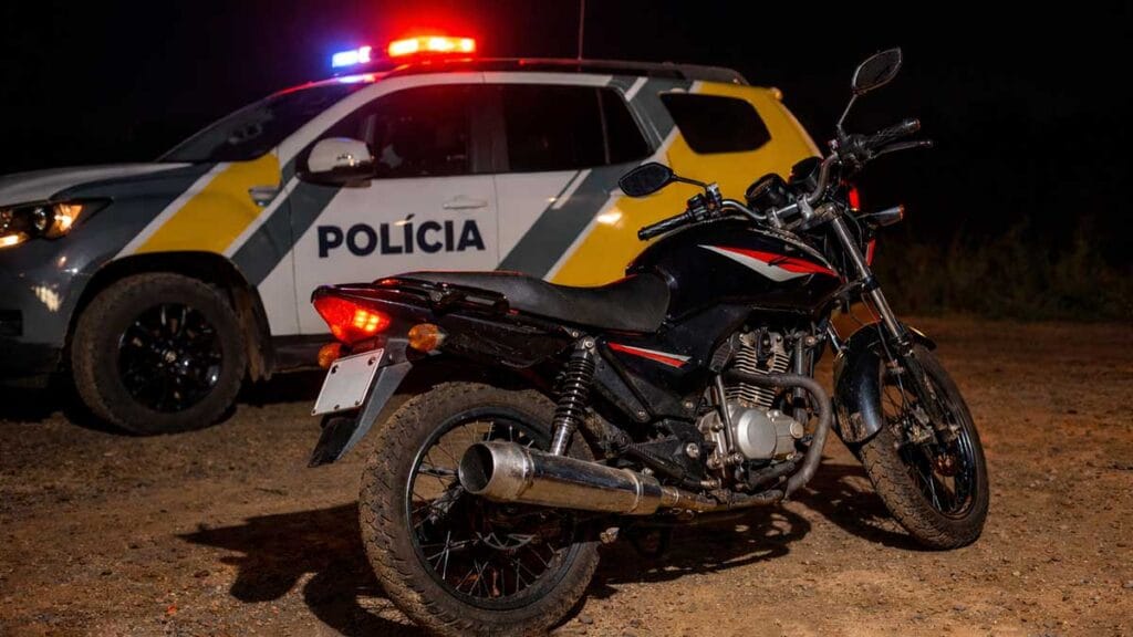 Motocicleta apreendida pela PM após abordagem na zona rural de Cruzmaltina