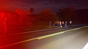 Trecho da PRC-466 em Ivaiporã após acidente com motocicleta e animal