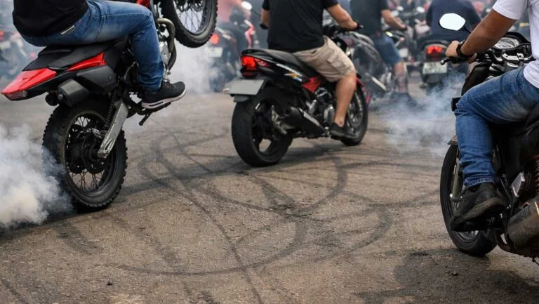Motociclistas fazem manobras irregulares em frente ao Santuário Santa Rita em Lunardelli
