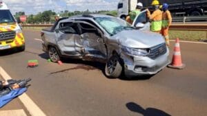 icape prata com lateral destruída após colisão na BR-376 em Marilândia do Sul